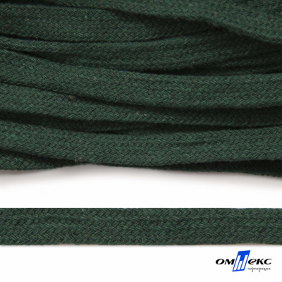 Шнур плетеный d-8 мм плоский, 70% хлопок 30% полиэстер, уп.85+/-1 м, цв.1016-т.зеленый - купить в Черкесске. Цена: 742.50 руб.